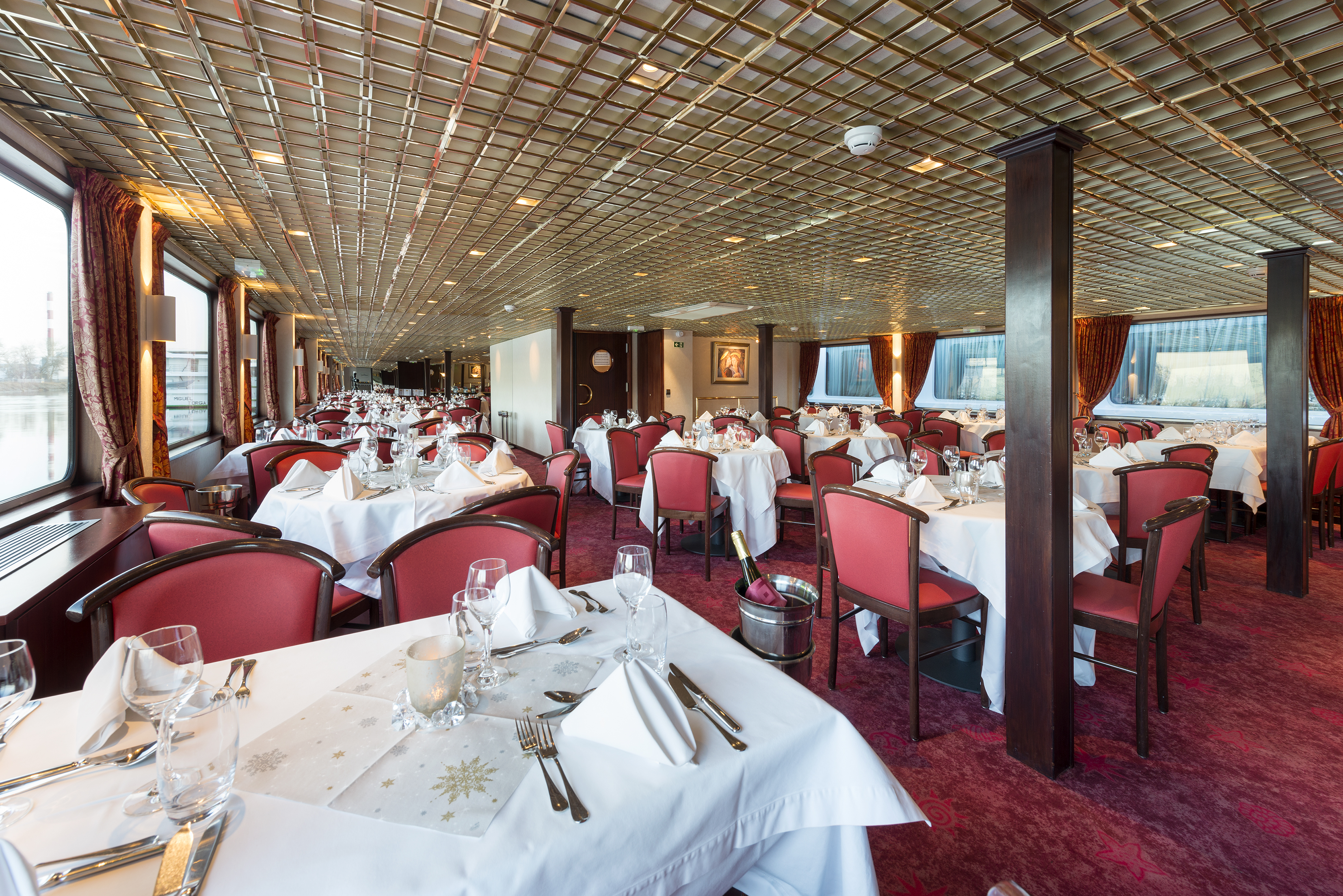 CroisiEurope MS Mona Lisa Restaurant 2.jpg